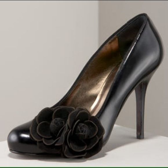 Nanette Lepore Black Sweetheart Flower Pump 10 NWT - Picture 1 of 1